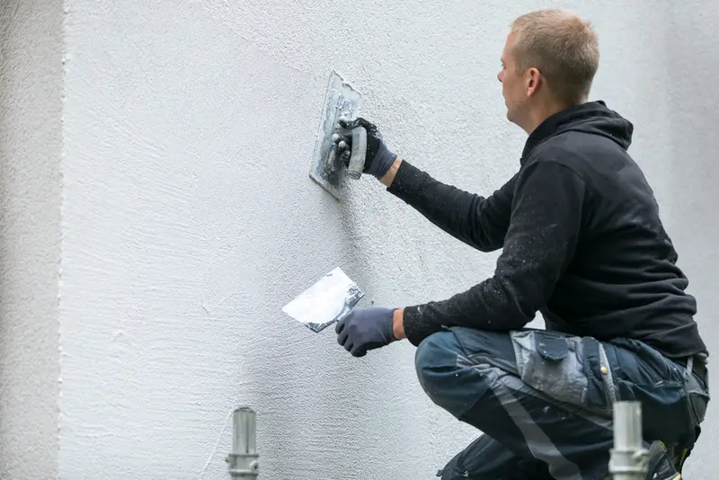 Hier zijn we bezig met een buitenmuur stucen in Heerhugowaard.