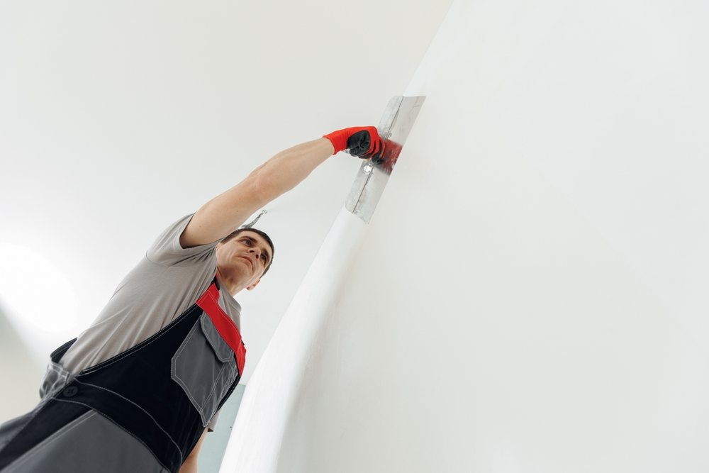 Onze stukadoor is de muren van een woning in Heerhugowaard aan het voorzien van sierpleister.
